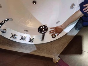 维修华美嘉浴缸 上海闵行区修浴缸漏水 七宝华美嘉浴缸维修